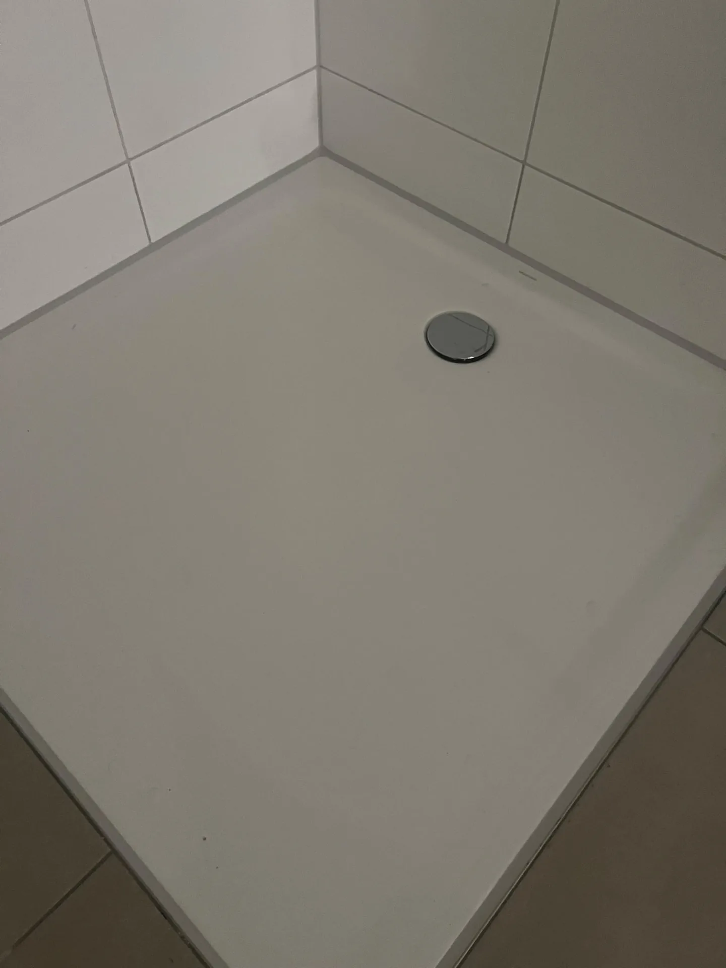 Nachher: Perfekt elastisch abgedichtete Sanitärfuge