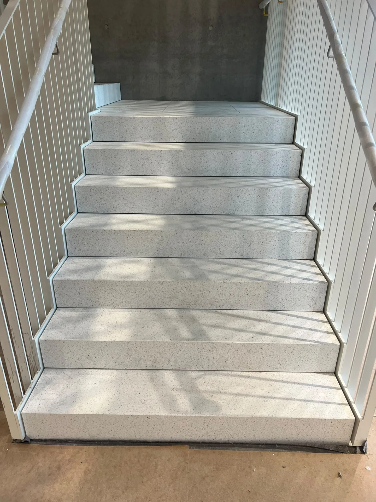Vorher: Treppenstufen vor der elastischen Randverfugung