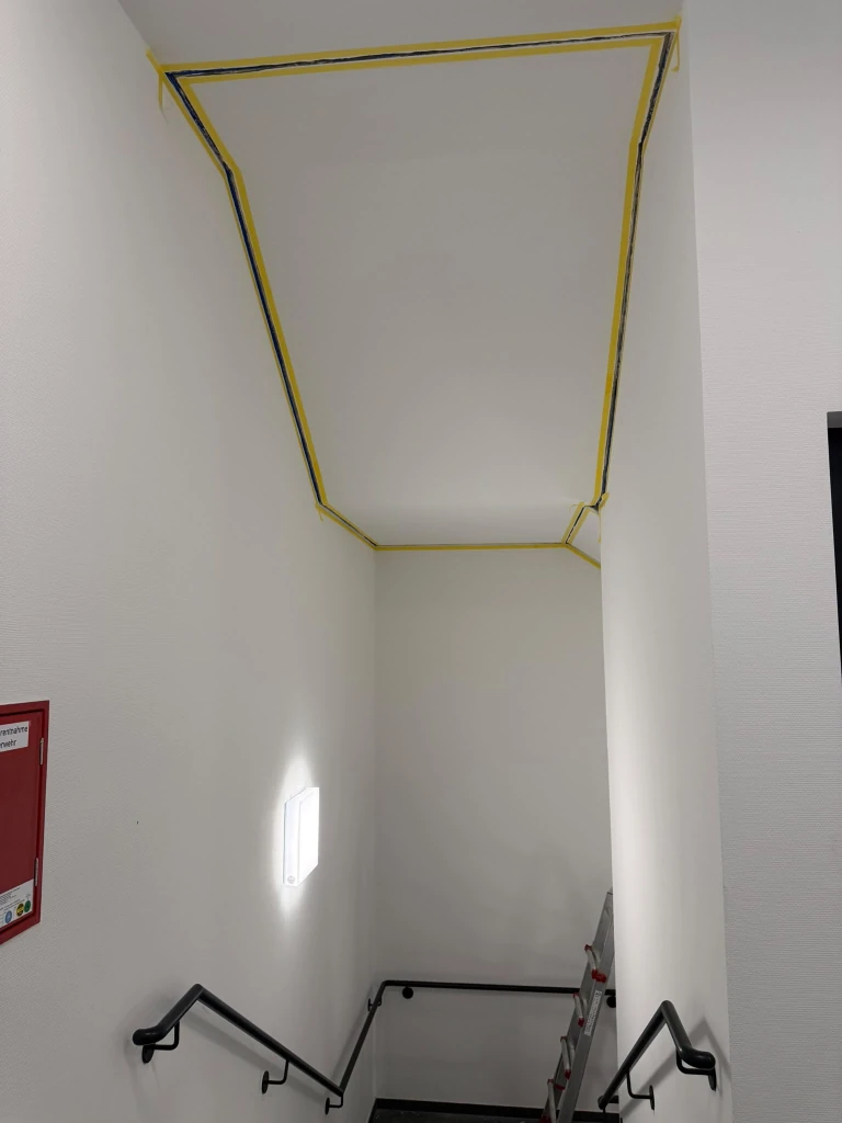 Vorher: Exakte Abklebung und Vorbereitung der Dehnungsfugen im Treppenhaus