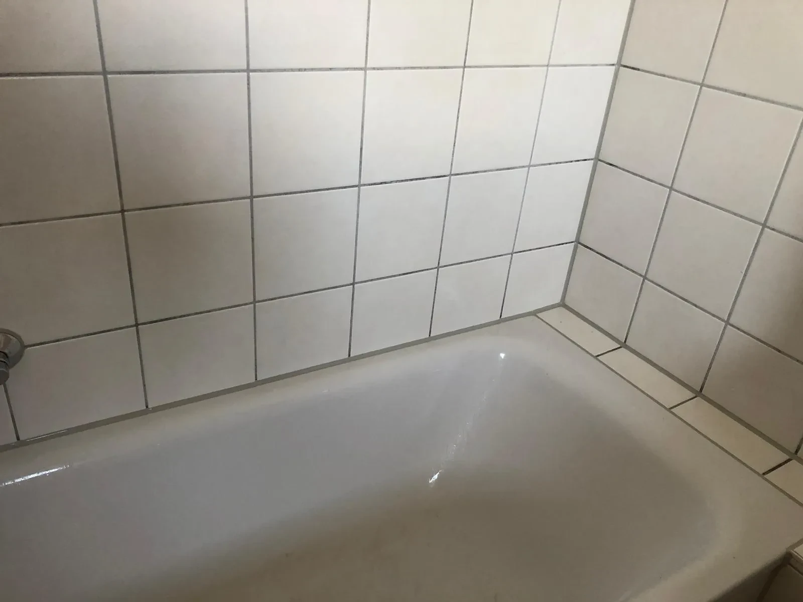 Vorher: Schadensanalyse und Fugenbegutachtung im Sanitärbereich