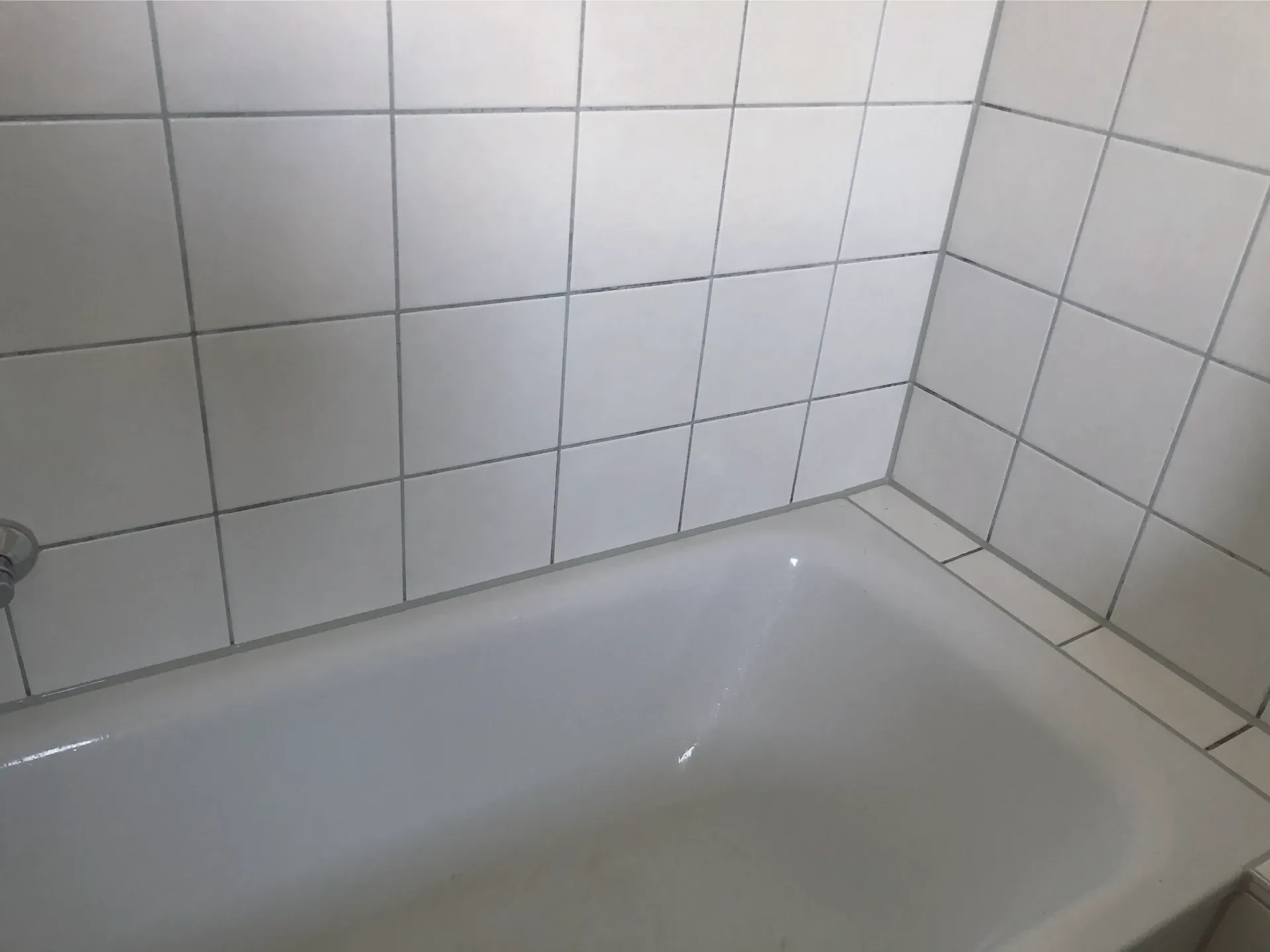 Nachher: Neu versiegelte, saubere Sanitärfuge am Wannenanschluss