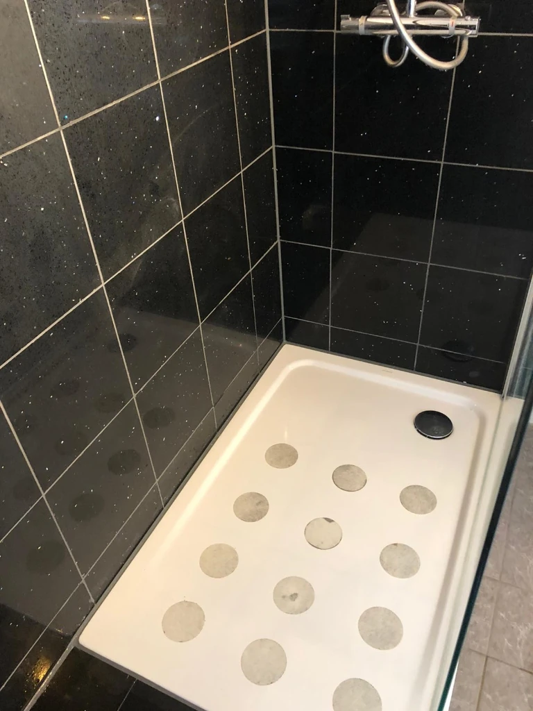 Nachher: Neu installierte Duschwanne mit fachgerecht elastisch versiegelten Wand- und Glasanschlüssen